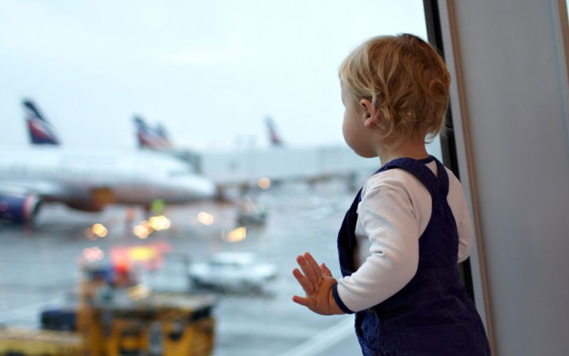 Mês de férias da criançada chegando: saiba como planejar uma viagem com cuidados especiais para os pequenos 5 aeroporto crianca – planejar viagem de férias,mês de férias,alimentação,hospital durante a viagem,assistência médica internacional