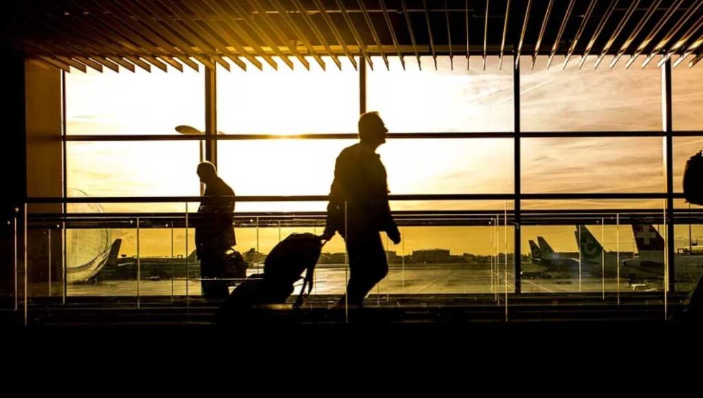 Fronteiras abertas: quais os países com entrada liberada na Europa e na Ásia 2 Foto de uma pessoa no aeroporto