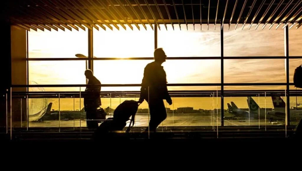 Foto de uma pessoa no aeroporto