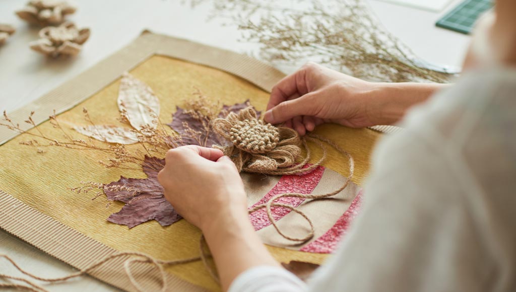O que fazer na Costa Rica: Dicas de passeios e atrações 6 Imagem de uma artesã fazendo artesanato