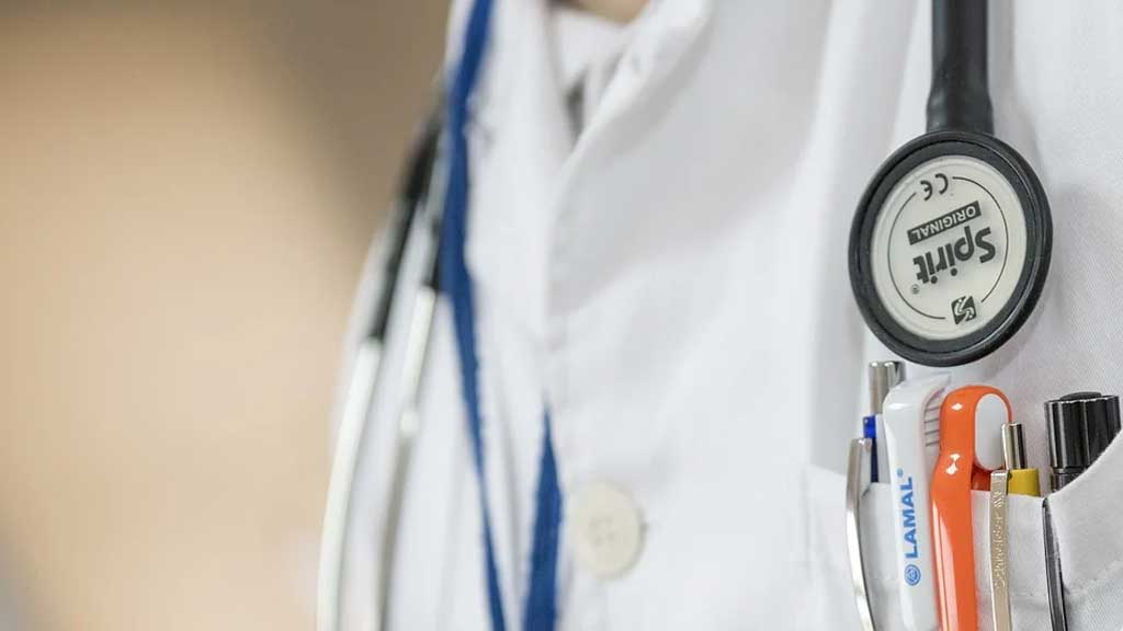 Seguro Viagem Nacional 3 Foto de um médico com janelo branco para ilustrar o tópico coberturas para seguro viagem nacional