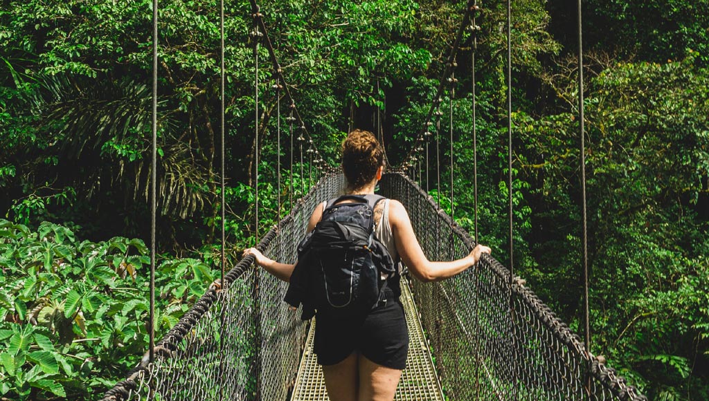 O que fazer na Costa Rica: Dicas de passeios e atrações 4 Turista passando pela ponte no Monteverde na Costa Rica
