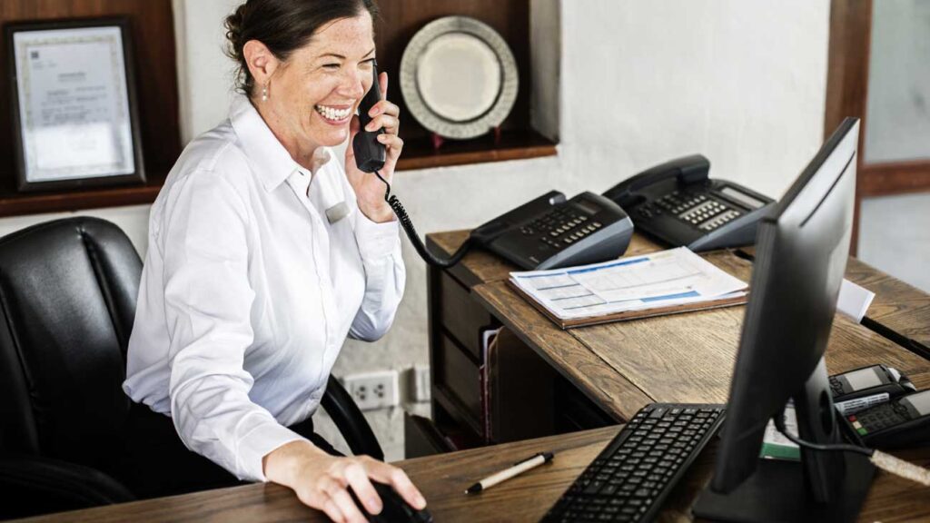 O que é seguro viagem? Para quê serve e como funciona 2 Mulher no telefone