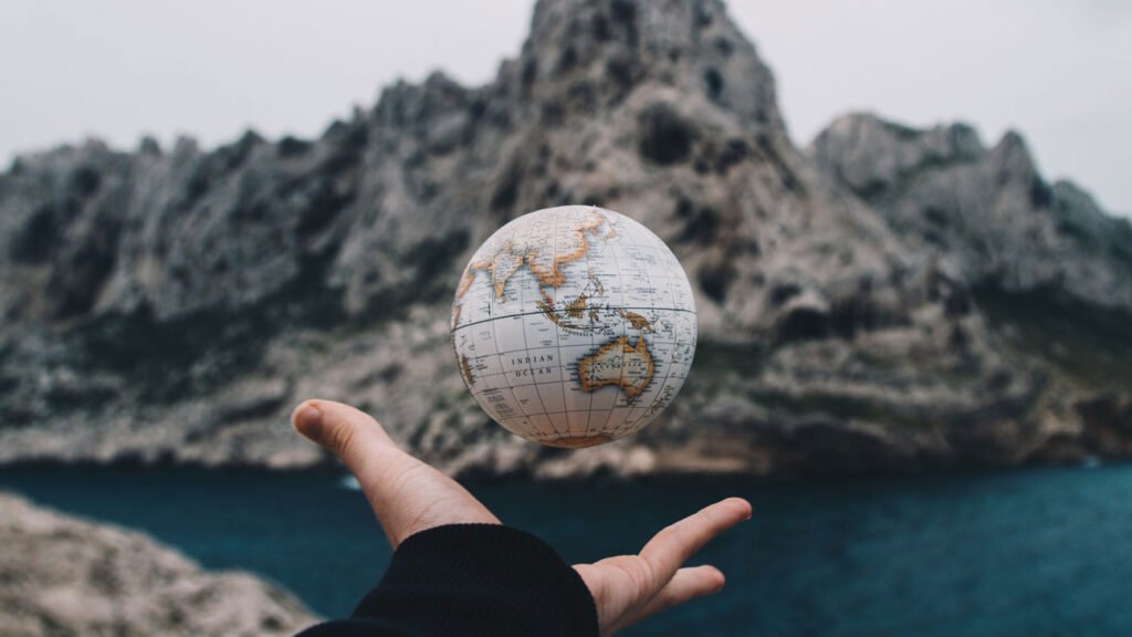 O que é seguro viagem? Para quê serve e como funciona 4 Pessoa jogando o globo