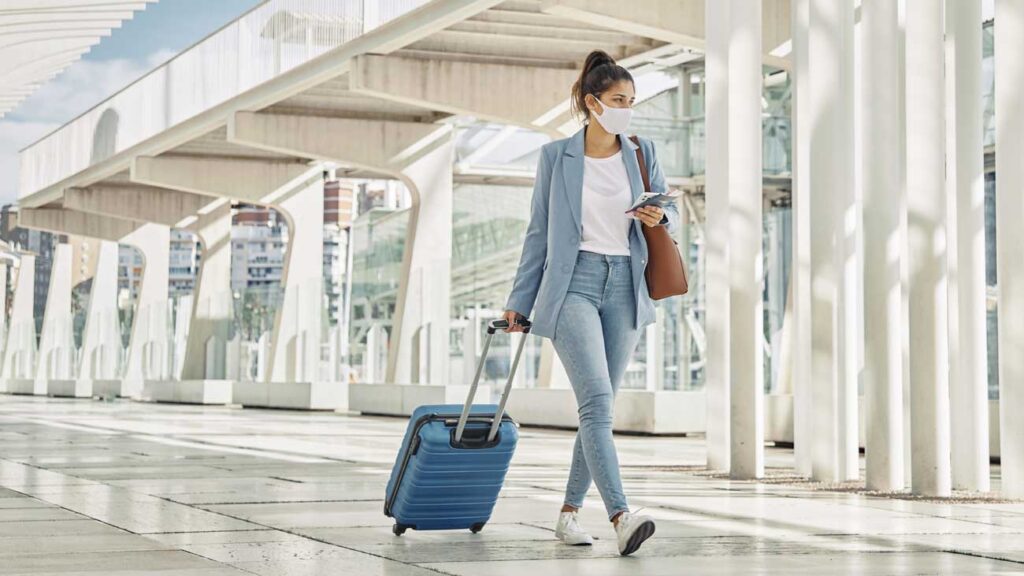 O que é seguro viagem? Para quê serve e como funciona 1 mulher no aeroporto