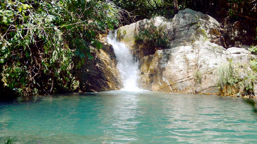 Viajar pelo Brasil: 6 destinos brasileiros que todo mundo deveria conhecer 4 Foto da cachoeira do parque nacional da Chapa dos Veadeiros