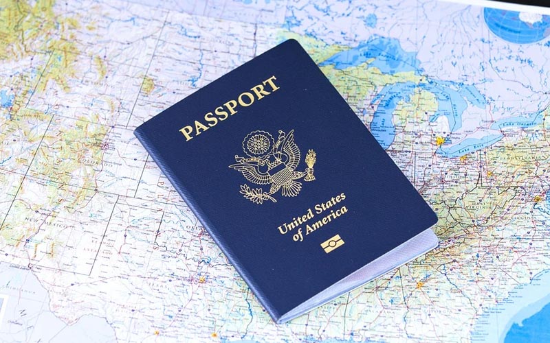 Como tirar meu passaporte? Confira o passo a passo e documentos necessários 2 Imagem de um passaporte em cima do mapa mundi