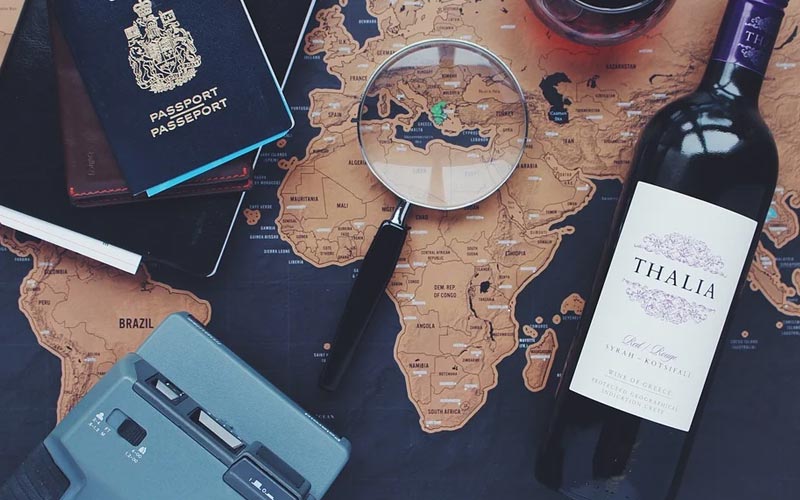 Como tirar meu passaporte? Confira o passo a passo e documentos necessários 1 Passaporte em cima de uma mesa com um mapa