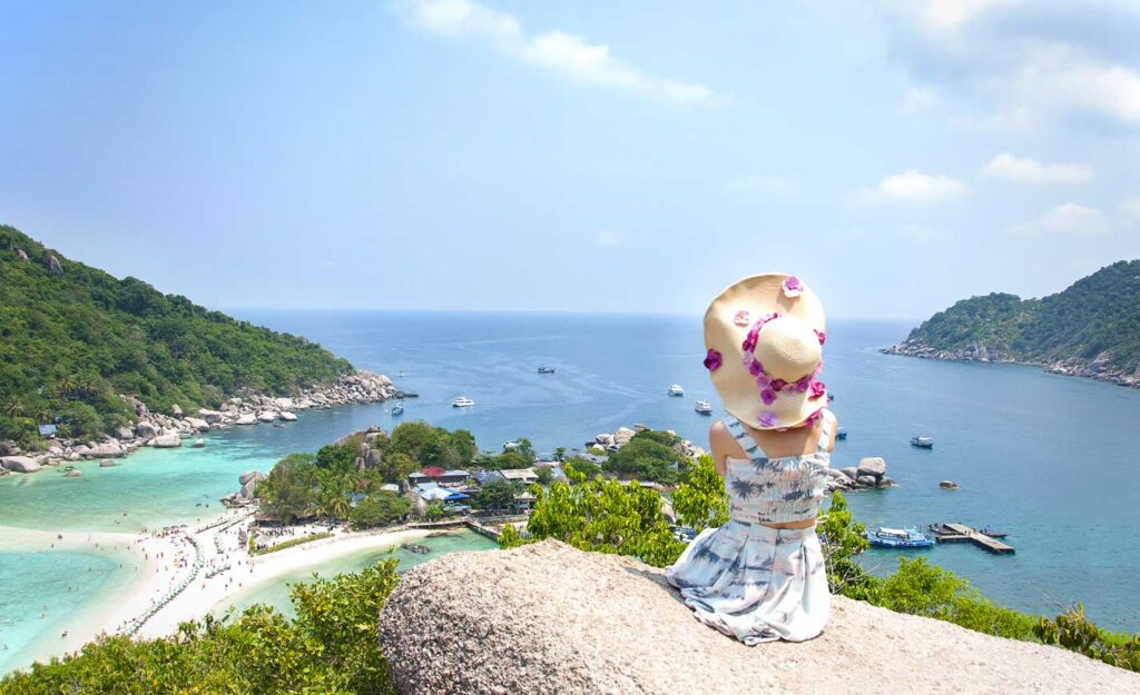Viajar pelo Brasil: 6 destinos brasileiros que todo mundo deveria conhecer 1 Foto com vista de cima da montanha da praia