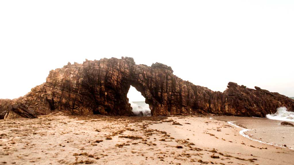 Viajar pelo Brasil: 6 destinos brasileiros que todo mundo deveria conhecer 6 Foto da pedra furada em Jericoacoara