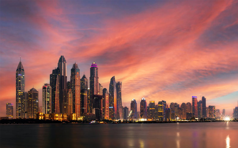 O que fazer em Dubai: dicas de passeios, curiosidades e tudo que você precisa saber 1 Foto litoral de Dubai a noite