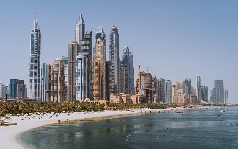 O que fazer em Dubai: dicas de passeios, curiosidades e tudo que você precisa saber 6 Imagem do horizonte com prédios no litoral de Dubai
