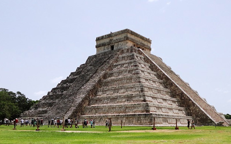 O que fazer em Cancún: descubra os melhores passeios 3 Imagem da gigante pirâmide de Kukulcán