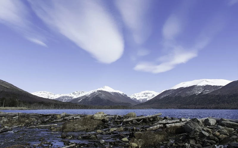 Viagem para Argentina: 10 lugares para conhecer e dicas de viagem 8 Lago escondido de Ushuaia com montanhas e céu azul