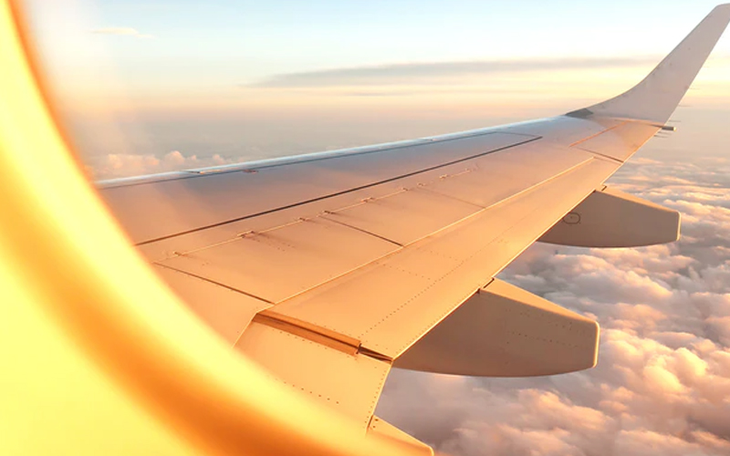 Fronteiras abertas para brasileiros: confira todos os países que brasileiros podem viajar 1 Imagem da janela do avião
