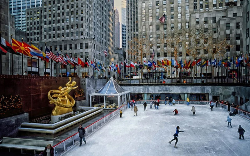 O que fazer em Nova York - Top 10 atrações na Big Apple 11 Pessoas patinando no Plaza de Rockefeller