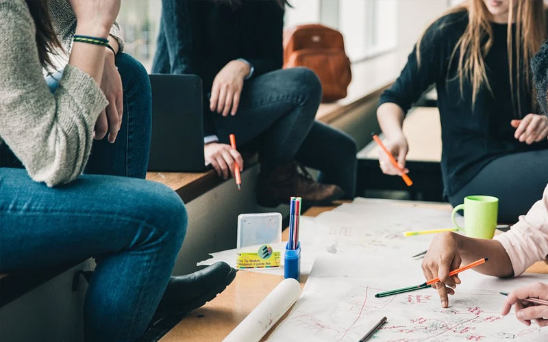 Intercâmbio: quais países estão recebendo estudantes e dicas de viagem 3 Estudantes reunidos em mesa estudando e tomando café