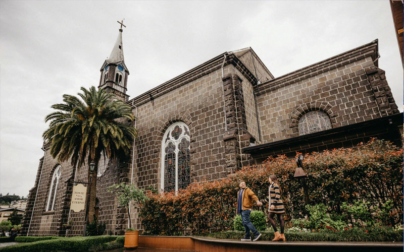Viagens de inverno: 10 destinos para conhecer no frio 3 Prédio em Gramado com casal na frente.