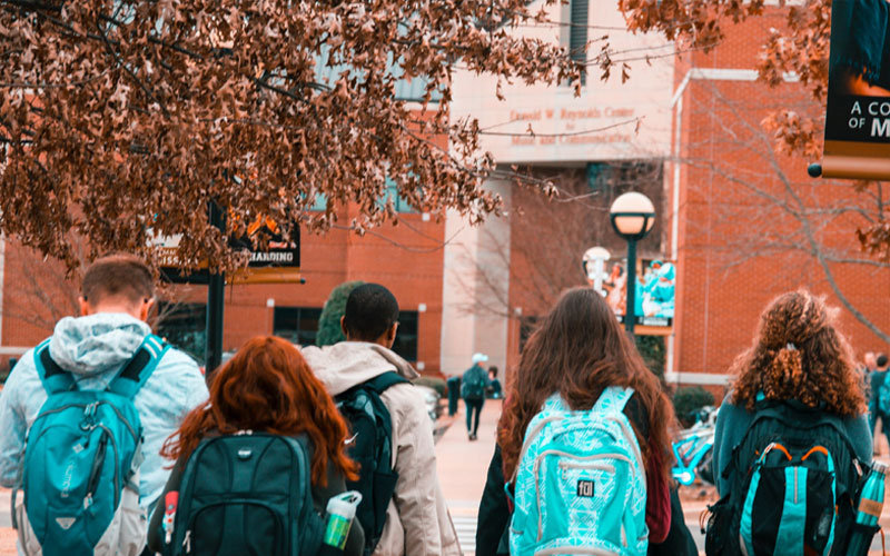 Intercâmbio: quais países estão recebendo estudantes e dicas de viagem 1 Jovens intercambistas indo para universidade