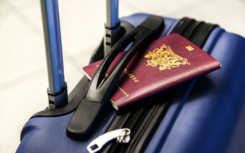 Intercâmbio: quais países estão recebendo estudantes e dicas de viagem 6 Mala com passaporte