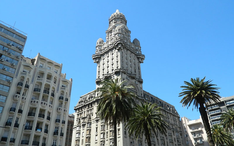 Viagens de inverno: 10 destinos para conhecer no frio 8 Palácio Salvo em Montevidéu.
