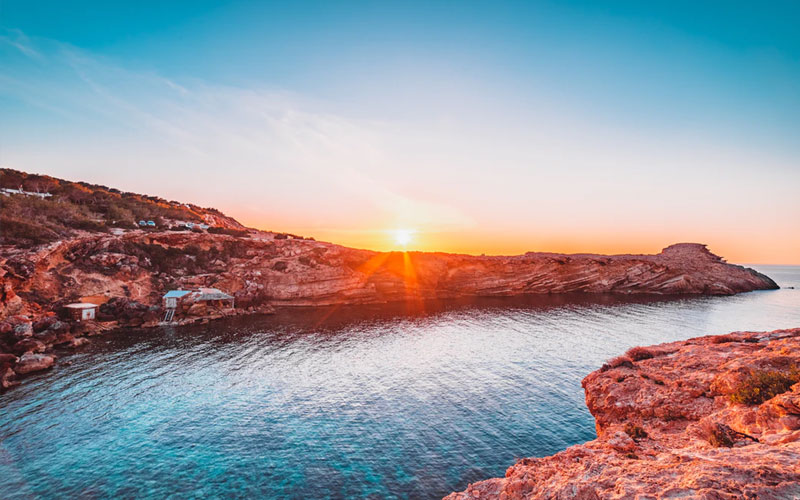 Espanha reabre fronteiras para turistas vacinados: saiba mais sobre o país 9 Praia de Ibiza