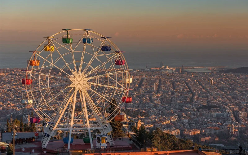 Espanha reabre fronteiras para turistas vacinados: saiba mais sobre o país 2 Roda Gigante em Barcelona, Espanha.