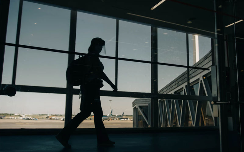 Tenho plano de saúde, devo contratar um seguro viagem nacional? 5 Homem no aeroporto