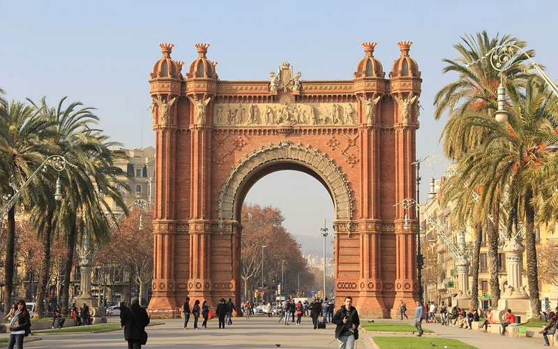 Espanha reabre fronteiras para turistas vacinados: saiba mais sobre o país 4 Arco triunfal em Barcelona.