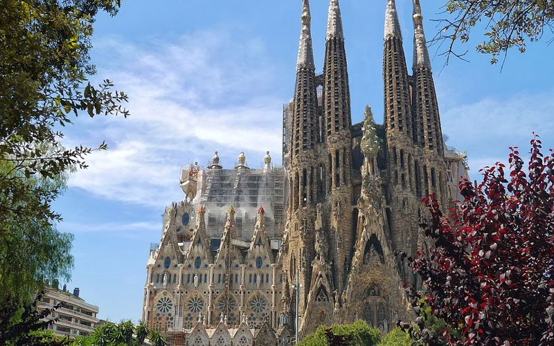 Espanha reabre fronteiras para turistas vacinados: saiba mais sobre o país 6 Arquitetura do monumento "Catedral Sagrada Família"