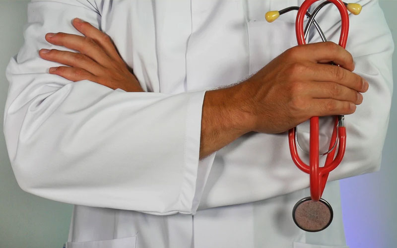 Tenho plano de saúde, devo contratar um seguro viagem nacional? 3 Médico segurando aparelho