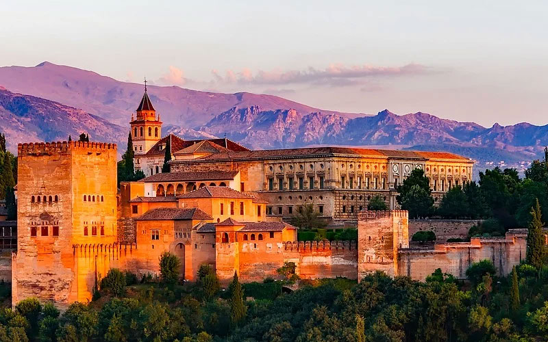 Espanha reabre fronteiras para turistas vacinados: saiba mais sobre o país 1 Palácio na Espanha