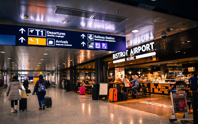 França reabre fronteiras para turistas brasileiros vacinados 5 Pessoas em Aeroporto