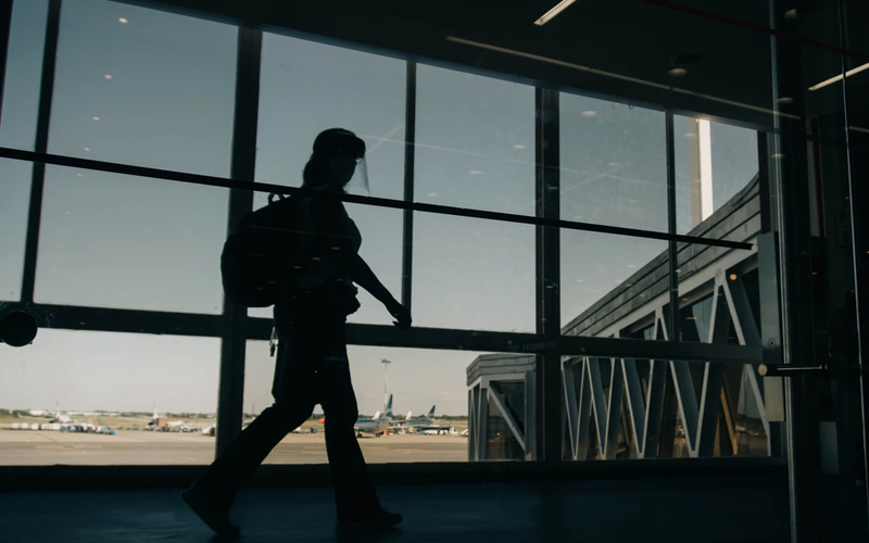 Intercâmbio nos EUA: estudantes brasileiros matriculados poderão entrar no país a partir de agosto 9 Homem em Aeroporto