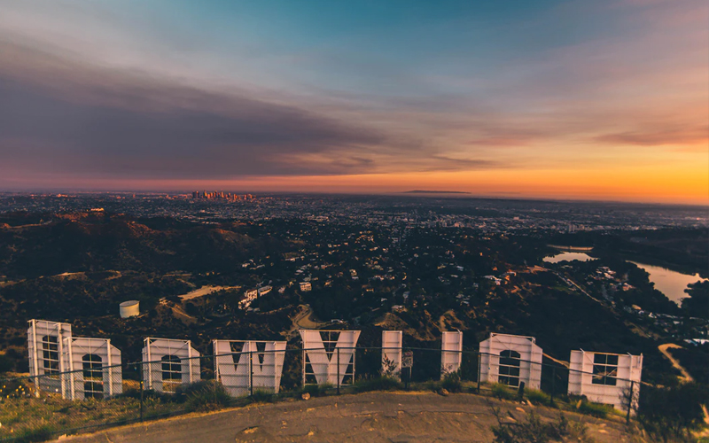 Intercâmbio nos EUA: estudantes brasileiros matriculados poderão entrar no país a partir de agosto 8 Visão de cima da placa de Hollywood em Los Angeles