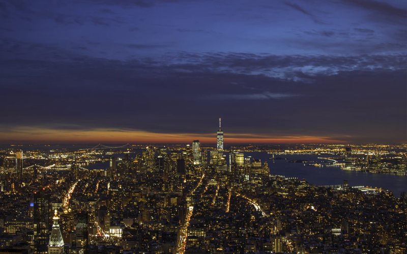 Intercâmbio nos EUA: estudantes brasileiros matriculados poderão entrar no país a partir de agosto 6 Visão aérea e noturna da Cidade de Nova York