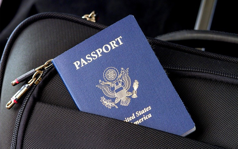 Intercâmbio nos EUA: estudantes brasileiros matriculados poderão entrar no país a partir de agosto 3 Passaporte em mala