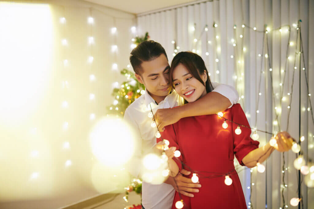 Um dos maiores eventos natalinos do mundo começou 1 couple tangled in christmas lights 2023 11 27 05 08 08 utc – eventos natalinos,Nativitaten