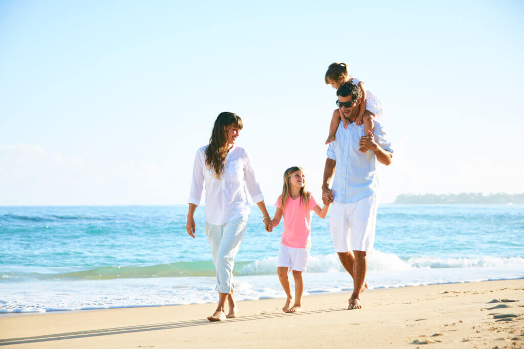 As melhores praias do Brasil para curtir o verão 1 happy family on the beach 2023 11 27 04 58 53 utc – melhores praias,sol,arraial,caribe