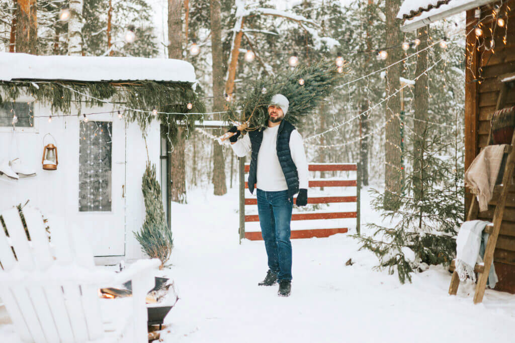 Os destinos mais natalinos do mundo 5 a man with a christmas tree on his shoulder carrie 2023 12 18 22 48 58 utc – mais natalinos,natalinos,destinos,mundo