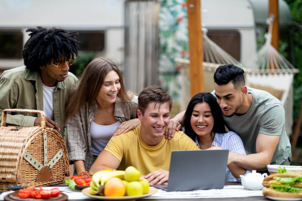Saiba tudo o que você precisa antes de viajar 5 group of multiracial millennial friends using lapt 2023 11 27 05 20 54 utc – antes de viajar,viajar,destino