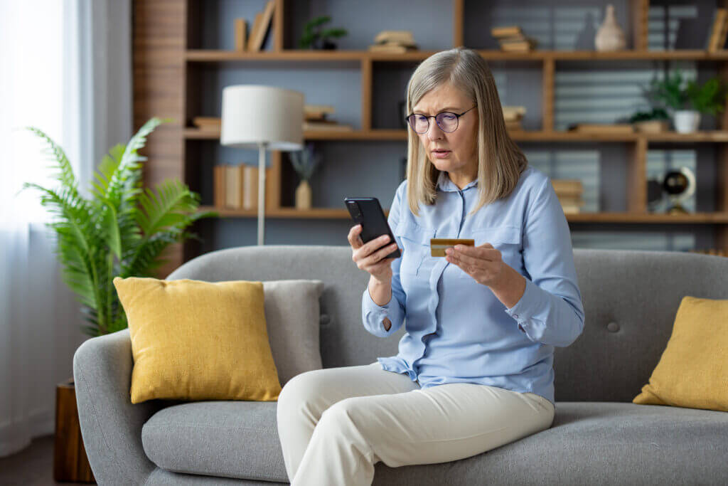 Dicas para evitar fraudes na hora da sua viagem 1 mature woman discovering fraud on phone with credi 2024 03 28 21 54 10 utc – fraudes,golpe,evitar fraudes