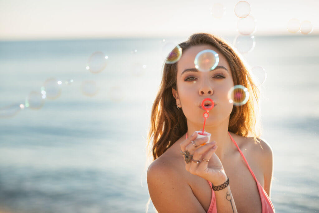 Próximo destino: Sardenha 1 portrait of young woman on beach blowing bubbles 2023 11 27 05 24 05 utc – Sardenha