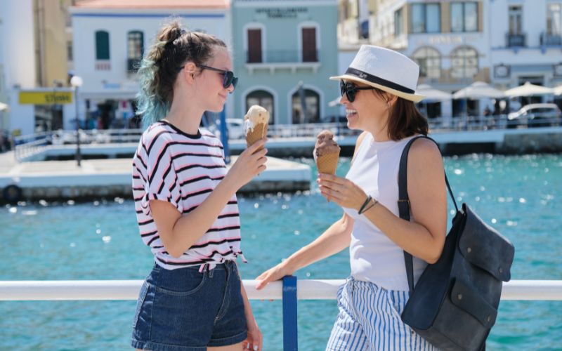 Duas mulheres tomando sorvete Duas mulheres tomando sorvete