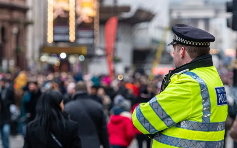 Foto um de policial na europa olhando a multidão Foto um de policial na europa olhando a multidão