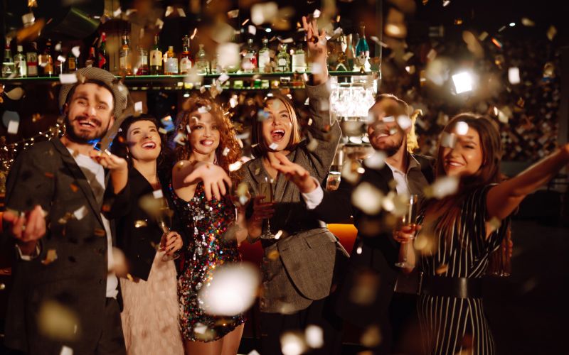 Amigos felizes curtindo uma festa em um bar.