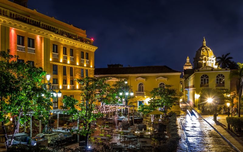 Antiga cidade murada de Cartagena à noite