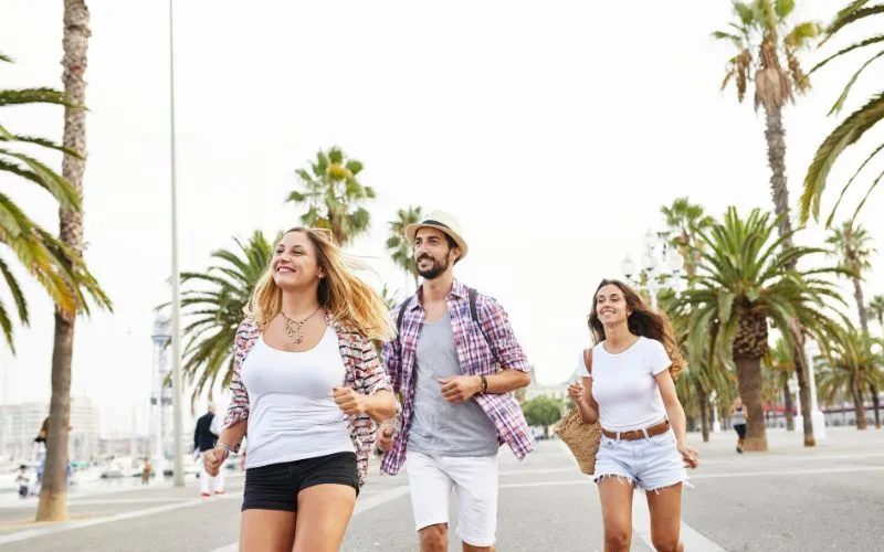 Espanha, Barcelona, três turistas em movimento na cidade curtindo os pontos turísticos.
