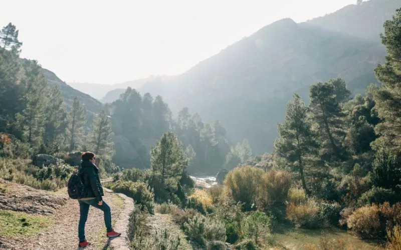 Espanha, Catalunha, Parc Natural dels Ports, mulher com mochila em pé na trilha de caminhada