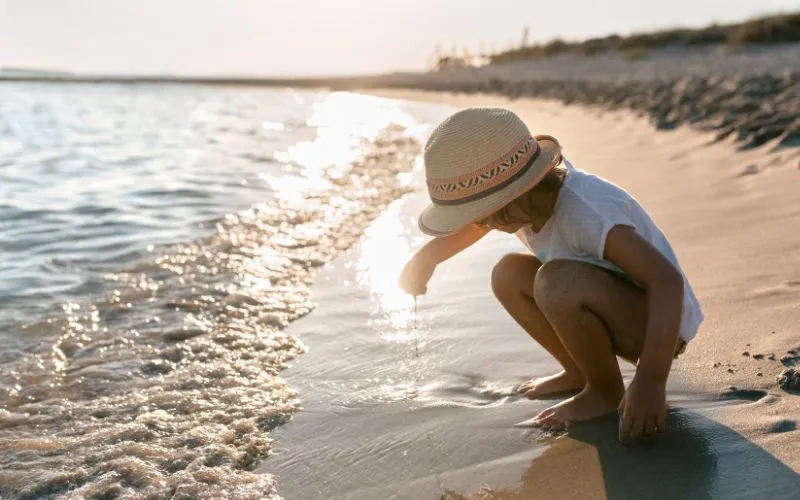 Viagem para Espanha - Guia 8 Menina brincando na praia, Espanha, Menorca.